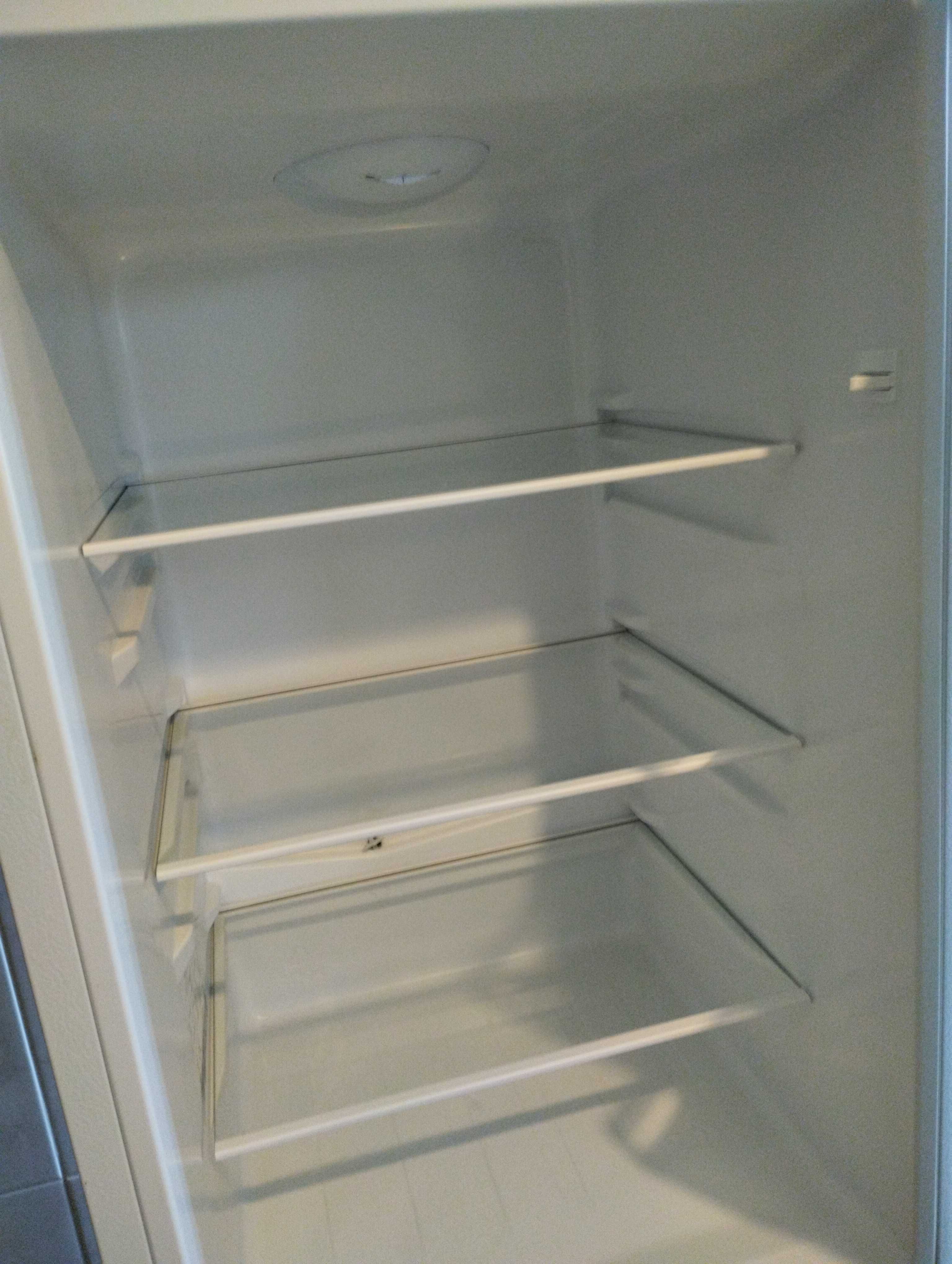 Atenção ao tamanho: 1,43. Frigorífico Combinado KUNFT