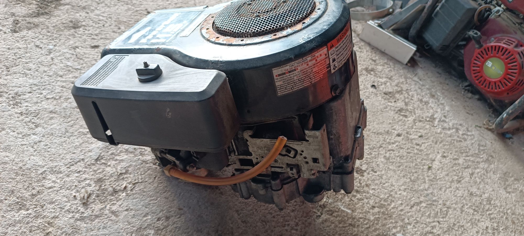 Motor trator corta relva avariado