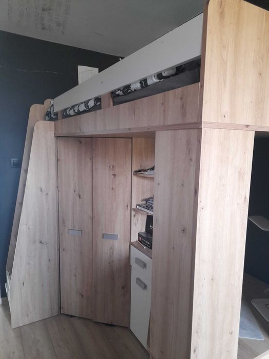 Łóżko piętrowe z biurkiem i szafą