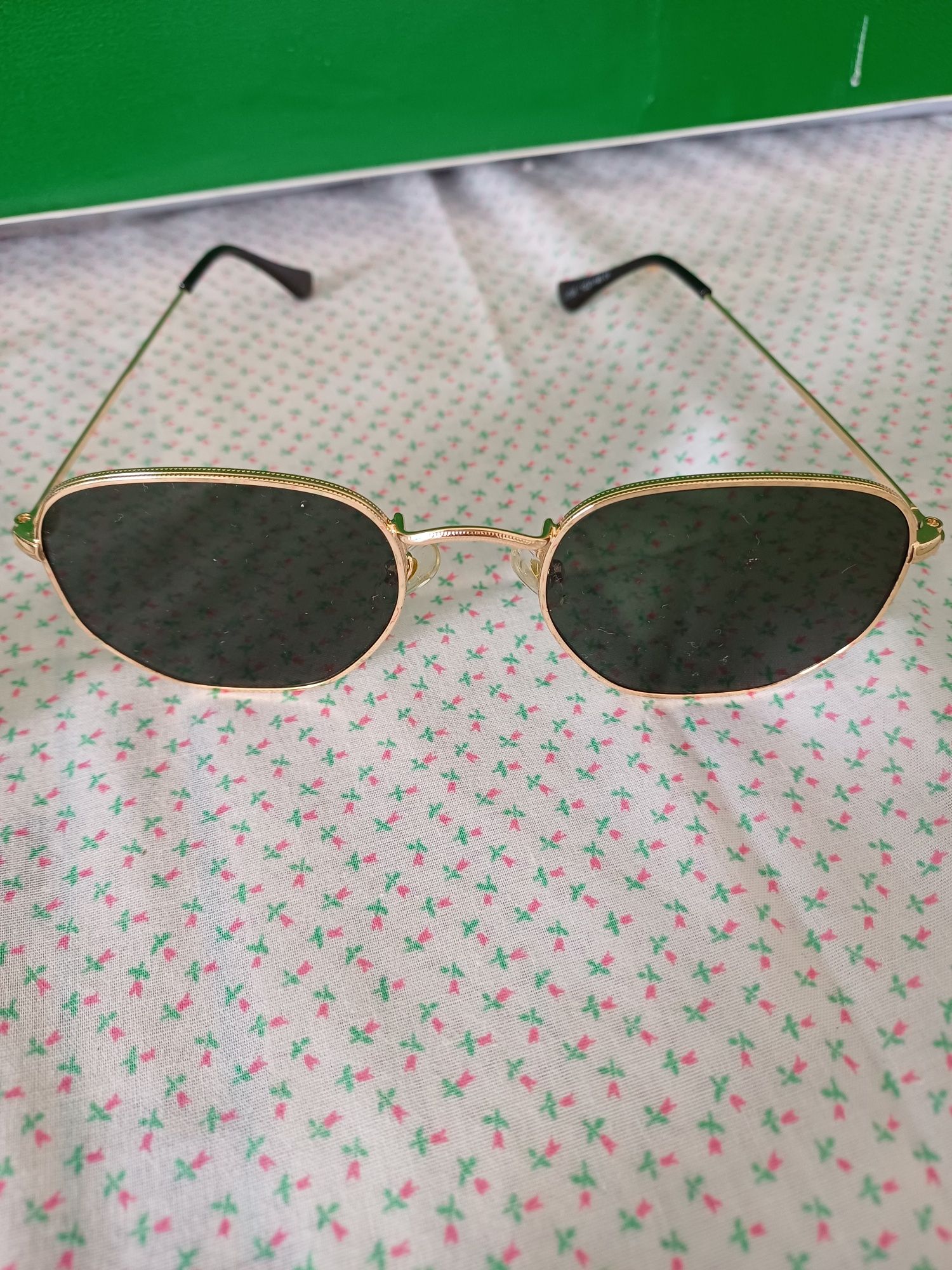 Óculos de sol novos com bosa 5 euros.