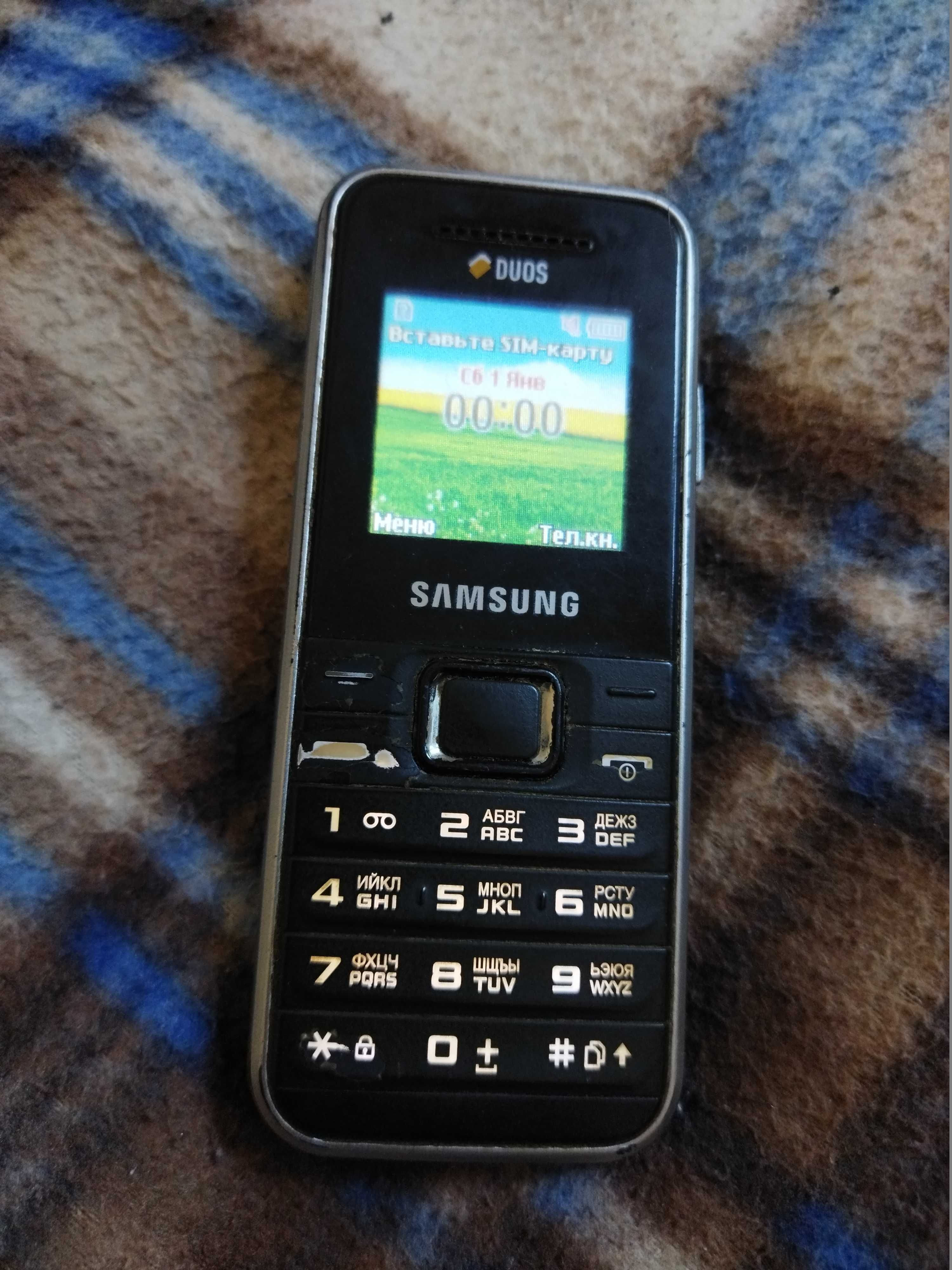 Samsung E1182 на 2 симки. Работает хорошо.