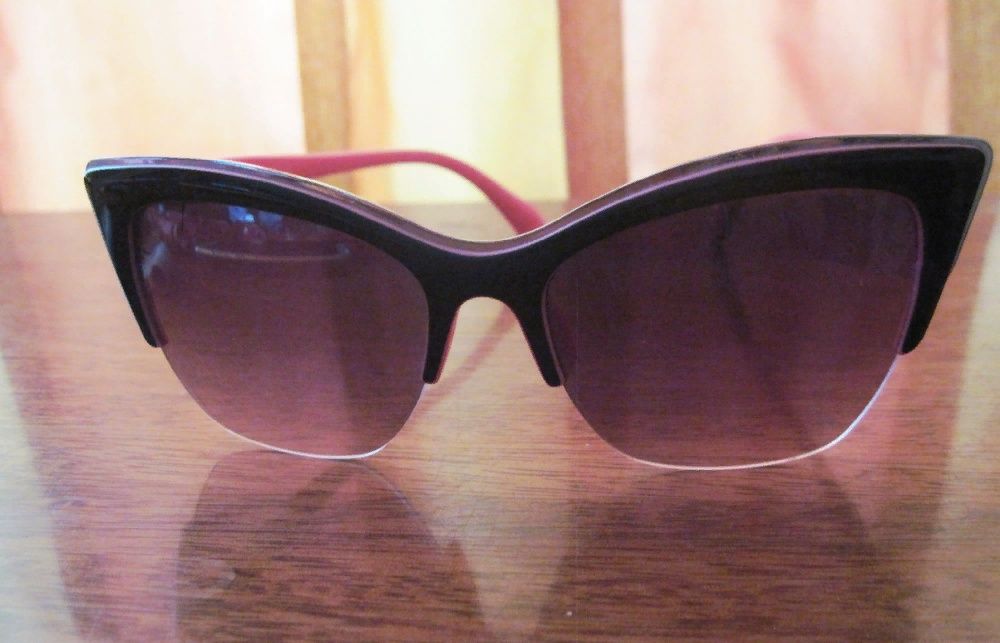 Продаются очки солнцезащитные с розовым кантиком