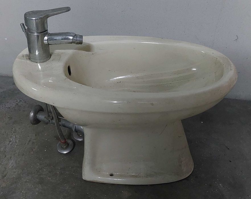 Bidé (creme) com torneira - marca Valadares