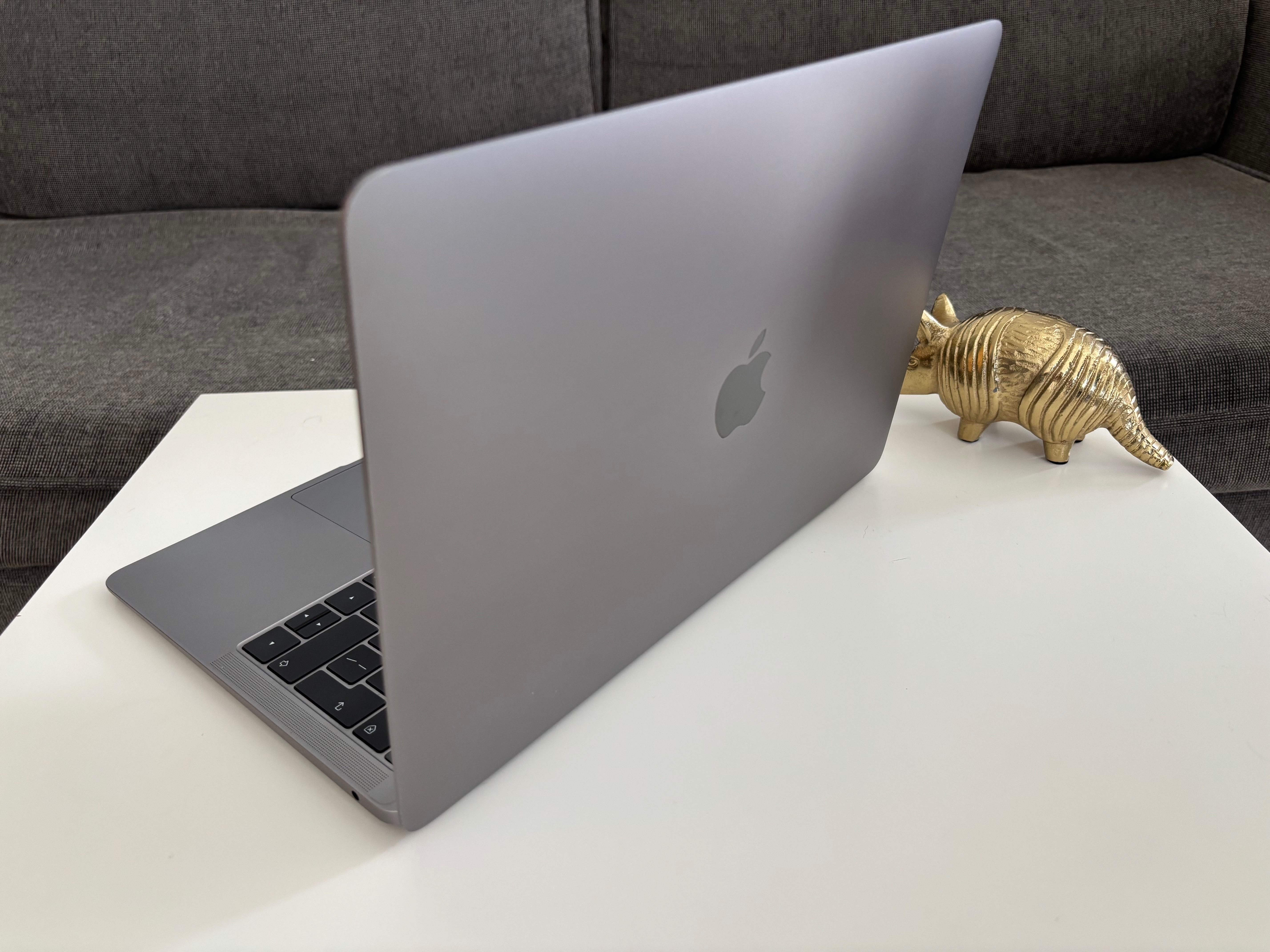 MacBook Air 13", 2019r., Intel i5, 8/128 GB