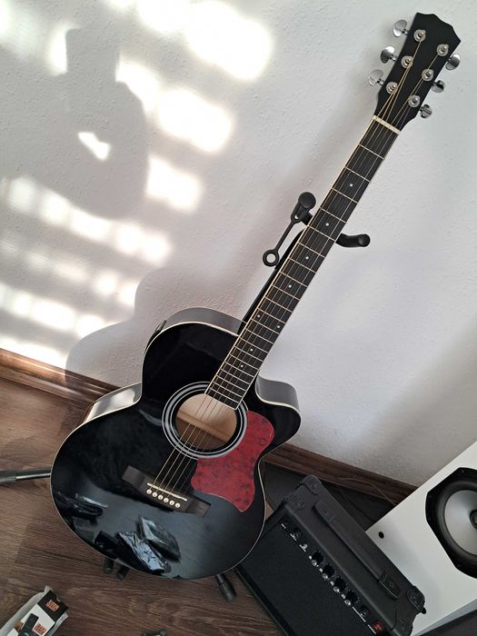 Mikołaj! Gitara akustyczna z przetwornikiem plus wzmacniacz.