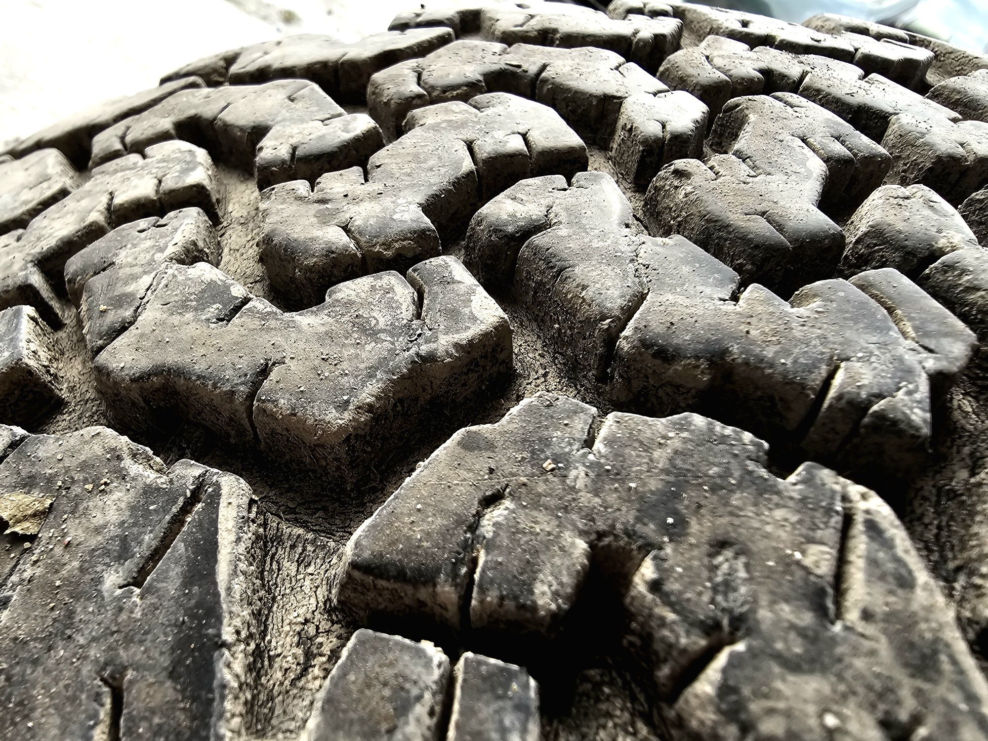 Zimowe opony terenowe PNEUS OVADA ALPI  235/60 R18