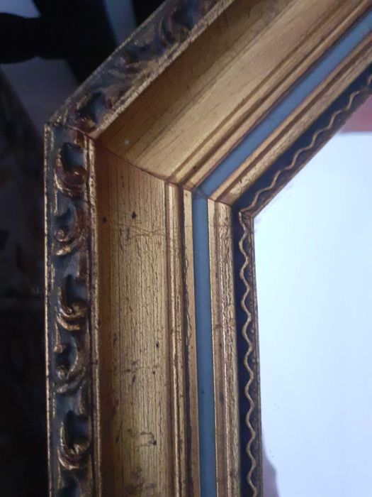 Espelho com moldura em madeira trabalhada