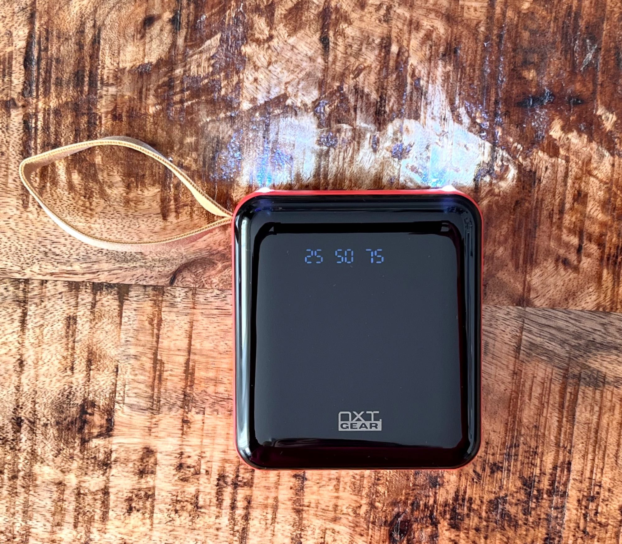 Mini powerbank 5000 mAh, z 4 wbudowanymi kablami USB-C, microUSB...