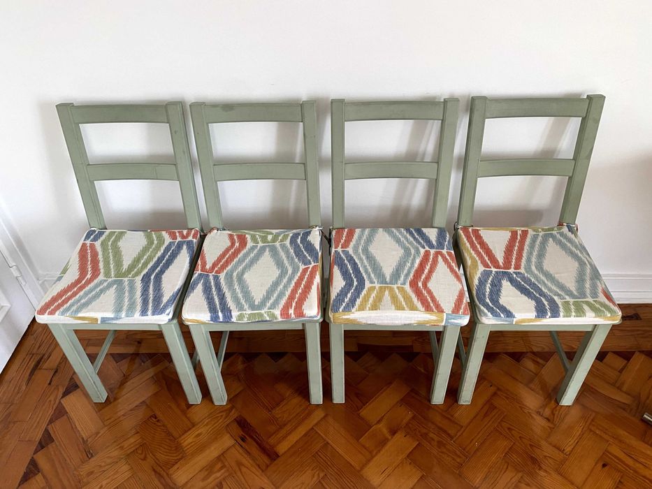 Quatro Cadeiras com Alfmofadas unicas