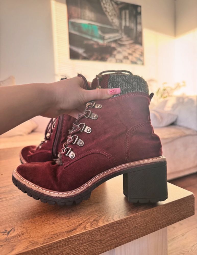 Bordowe buty na obcasie