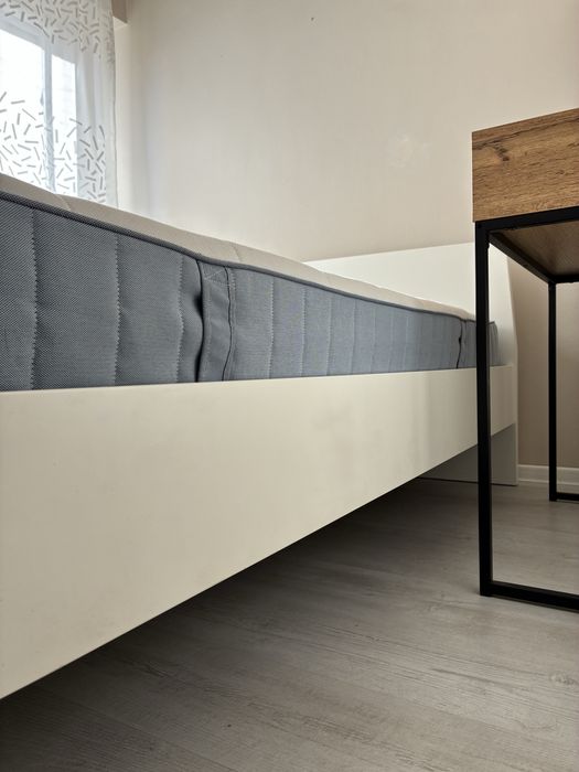 Białe łóżko dwuosobowe z materacem, 160x200cm, ikea ASKVOLL 2os.