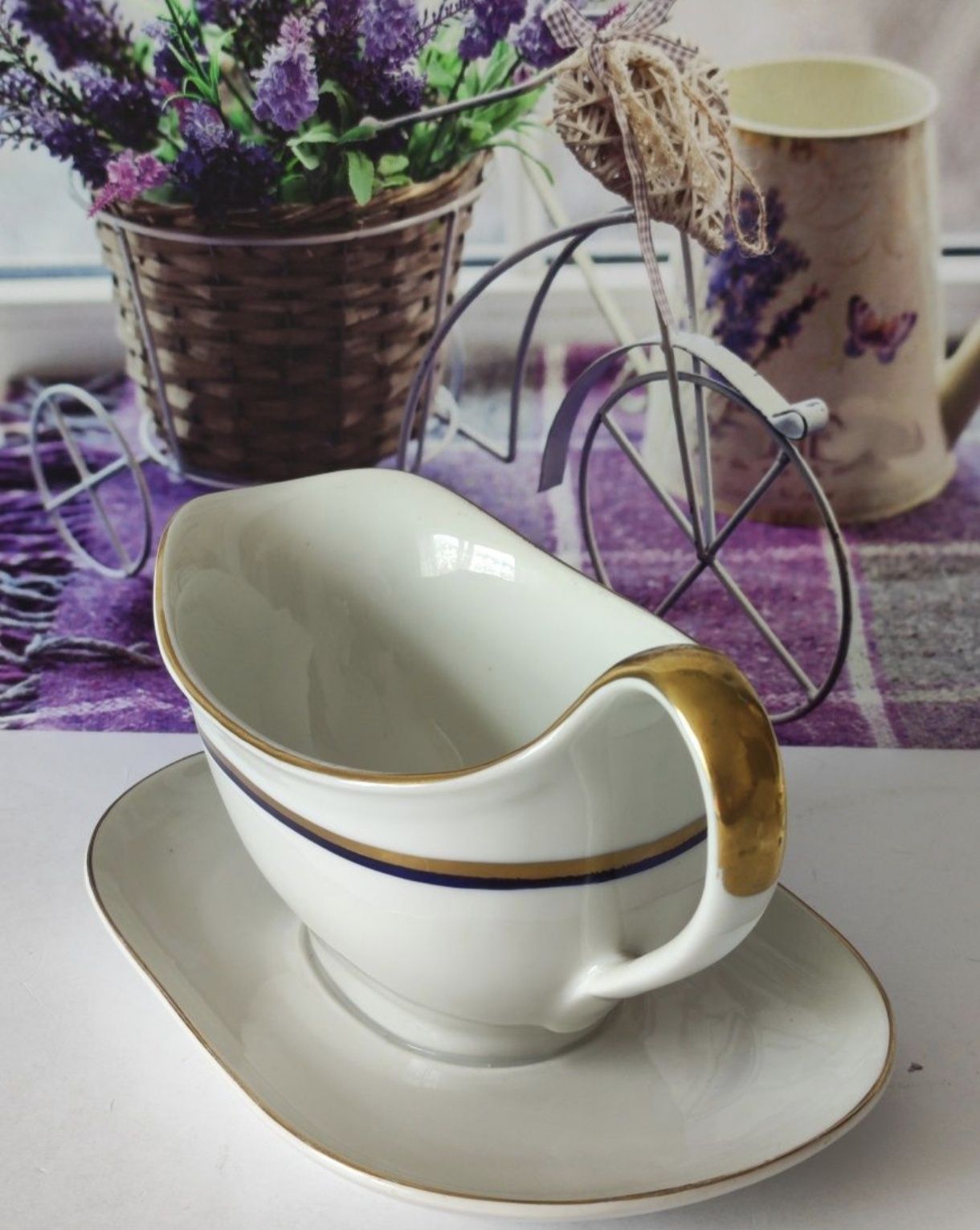 Sosjerka Karolina piekna stara porcelana 
Wysokość 12
Długość 21,5
Kar