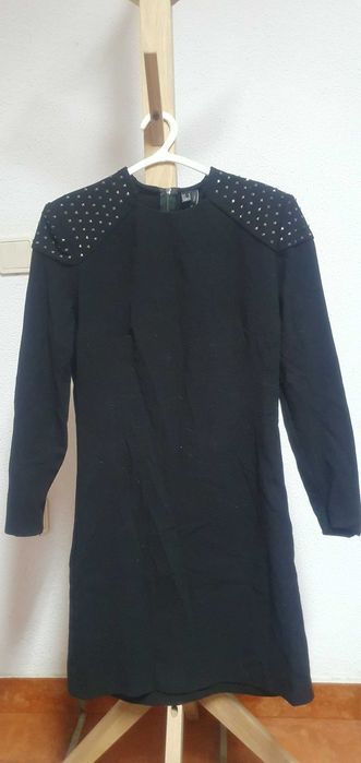 Vestido preto, com ombreiras e tachas