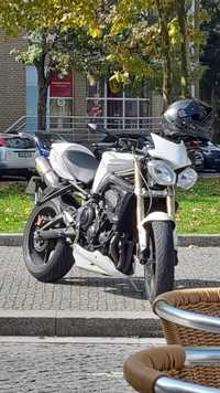 Moto triumph street triple