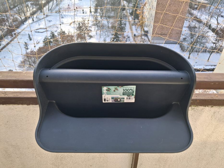 Doniczka plastikowa na balkon poręcz ze stolikiem