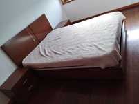 Cama casal king size c/estrado mesinhas e comoda - Bom estado