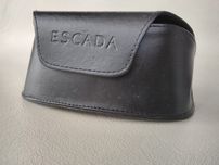 Etui do okularów Escada skórzane.
