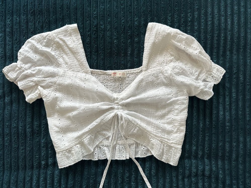 Blusa branca com lazo