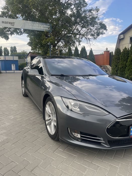 Tesla model S P85+