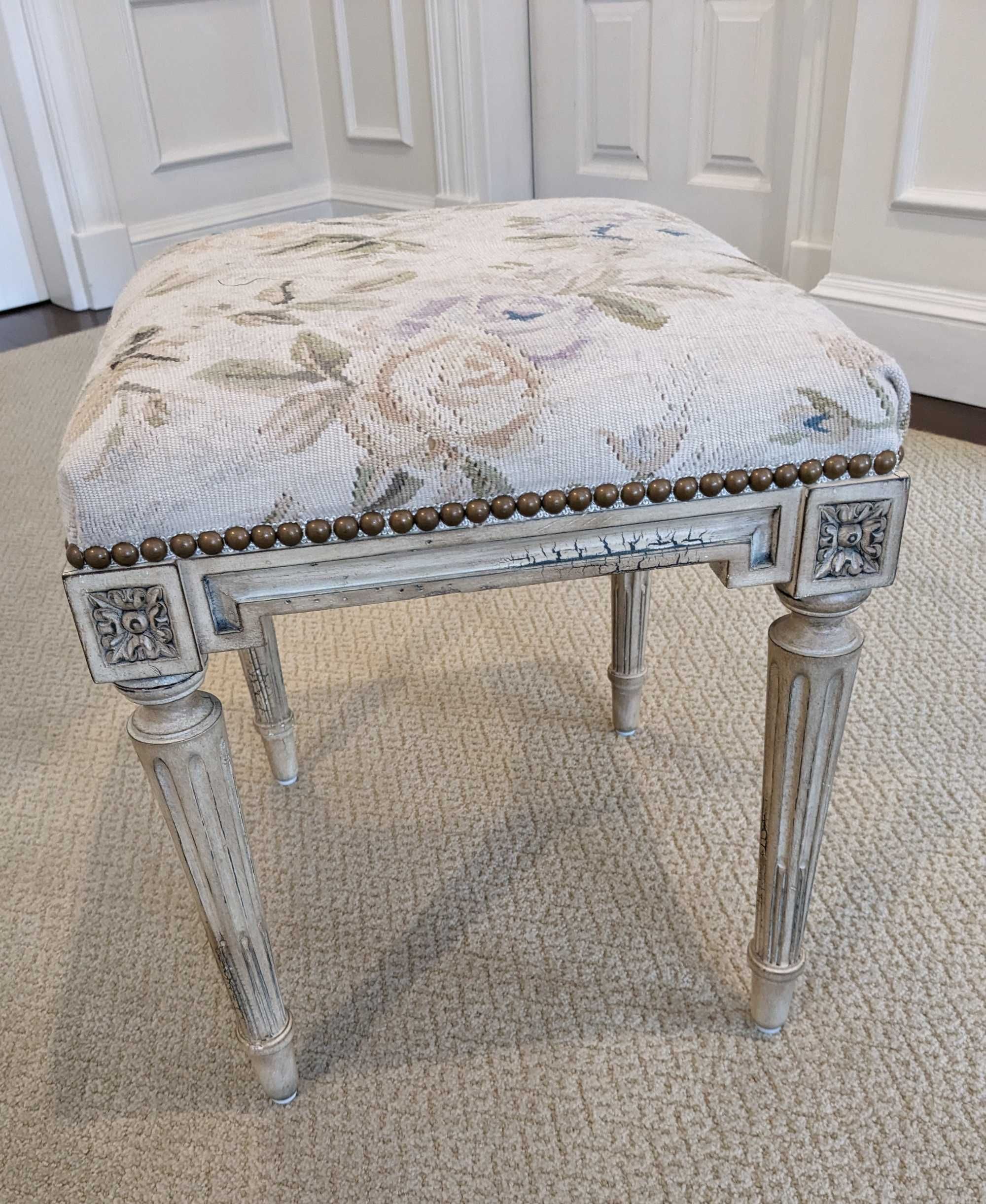 Klasyczny stolek stylowy tapicerowany