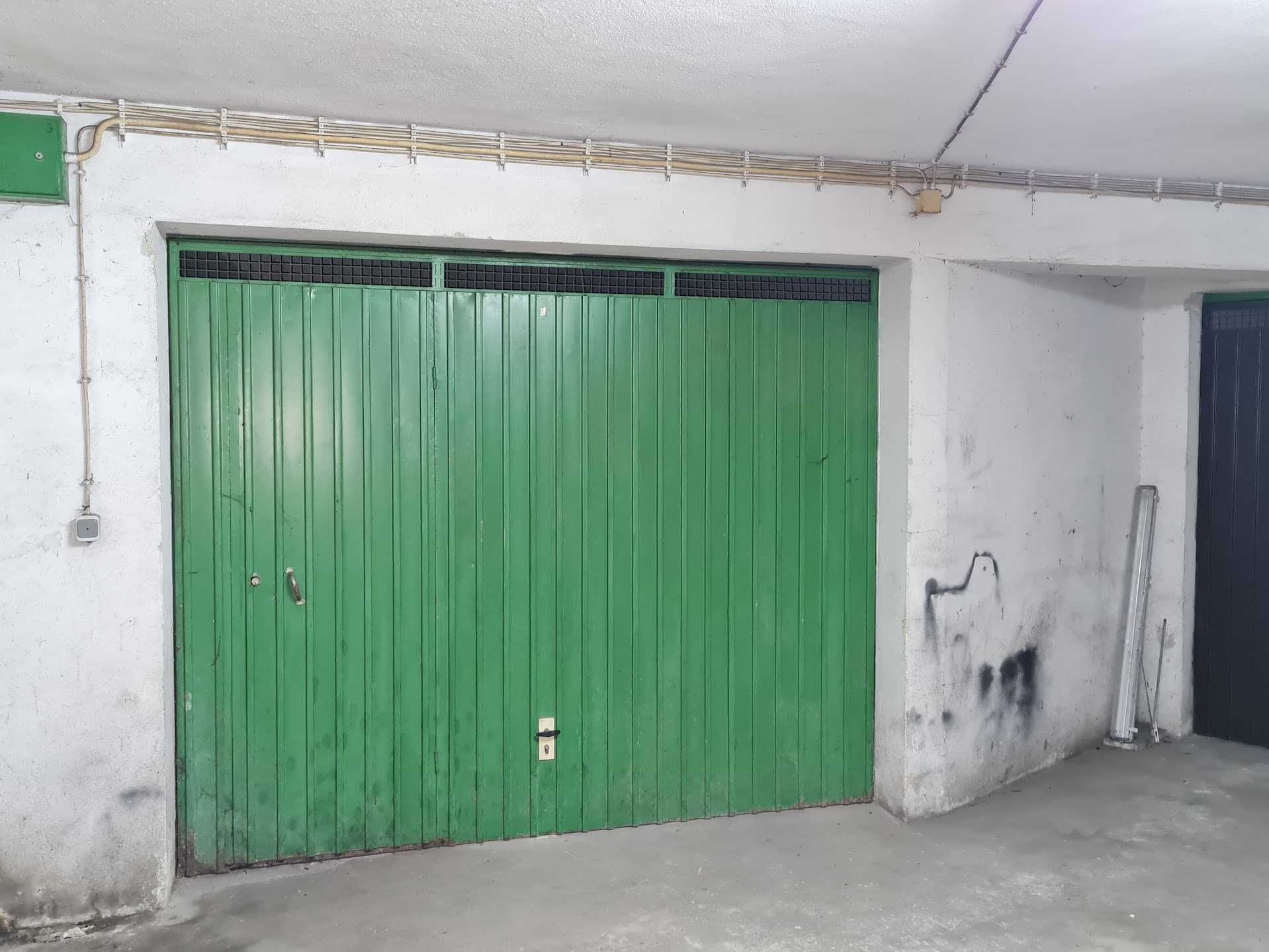 Garagem em Rua Ferreira de Castro