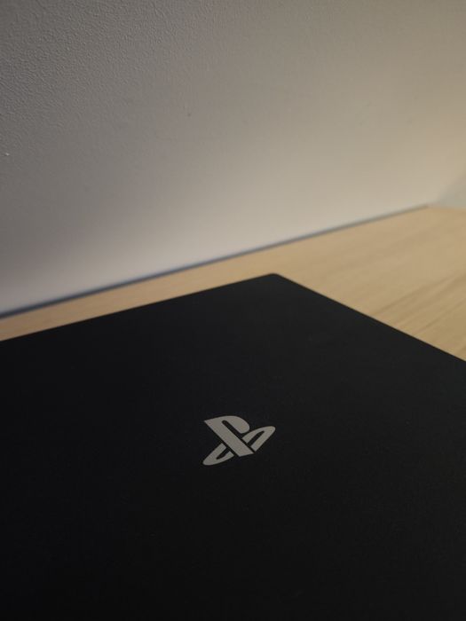 Konsola PlayStation 4 PRO 1TB, 11 Gier, 5 padów, stan idealny jak nowy