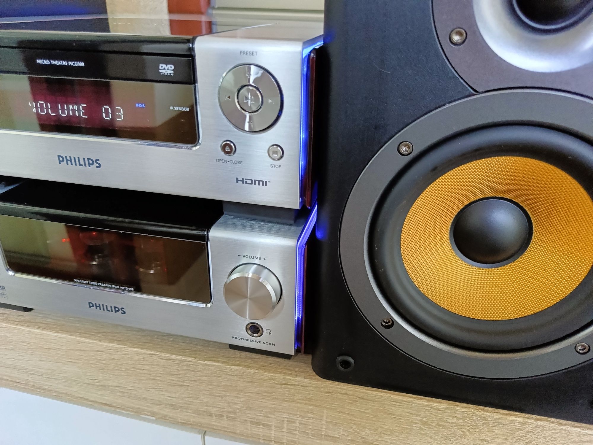 Wieża Philips MCD 908 z kolumnami