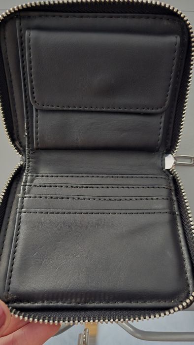 Carteira Guess com pequeno sinal uso no interior