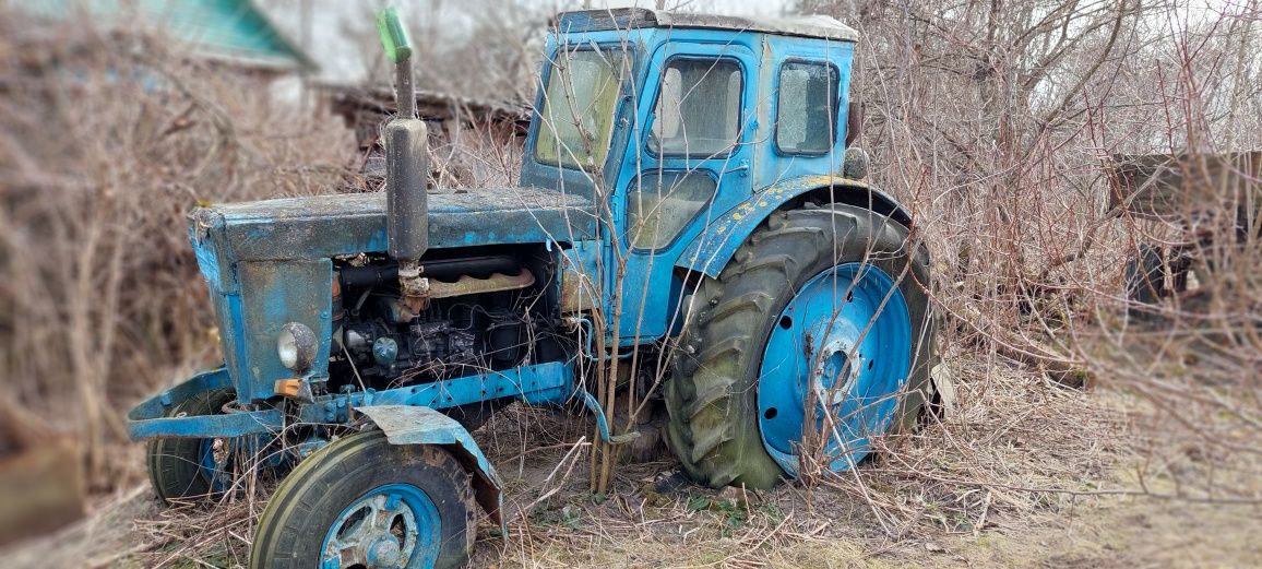 Трактор Т-40 та сільгоспприладдя.