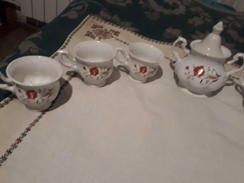 Набір чашок з горнятами на підставці.