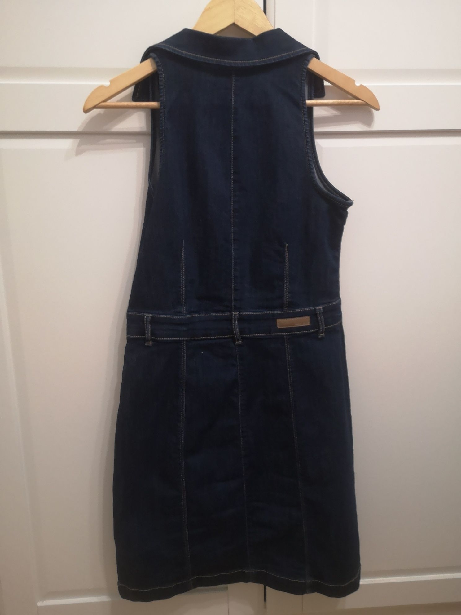 Jeansowa sukienka bez rękawów zapinana na guziki marki Orsay r 36