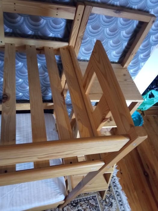 Łóżko piętrowe ze schodami.