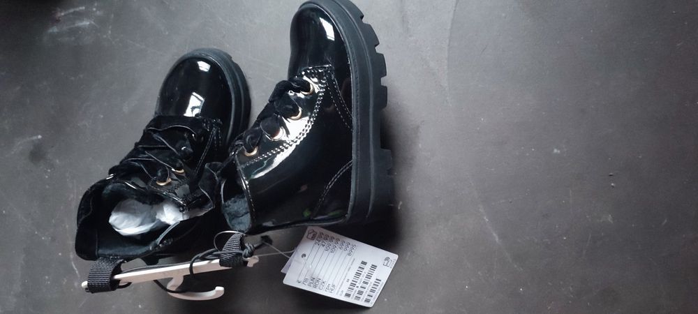 Nowe lakierowane botki firmy H&M