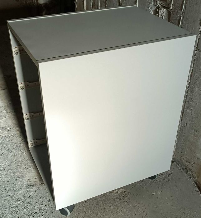 szafka na kółkach z czteroma szufladami