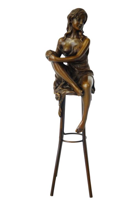 Kobieta na krześle figura z brązu rzeźba AKT Kobiecy