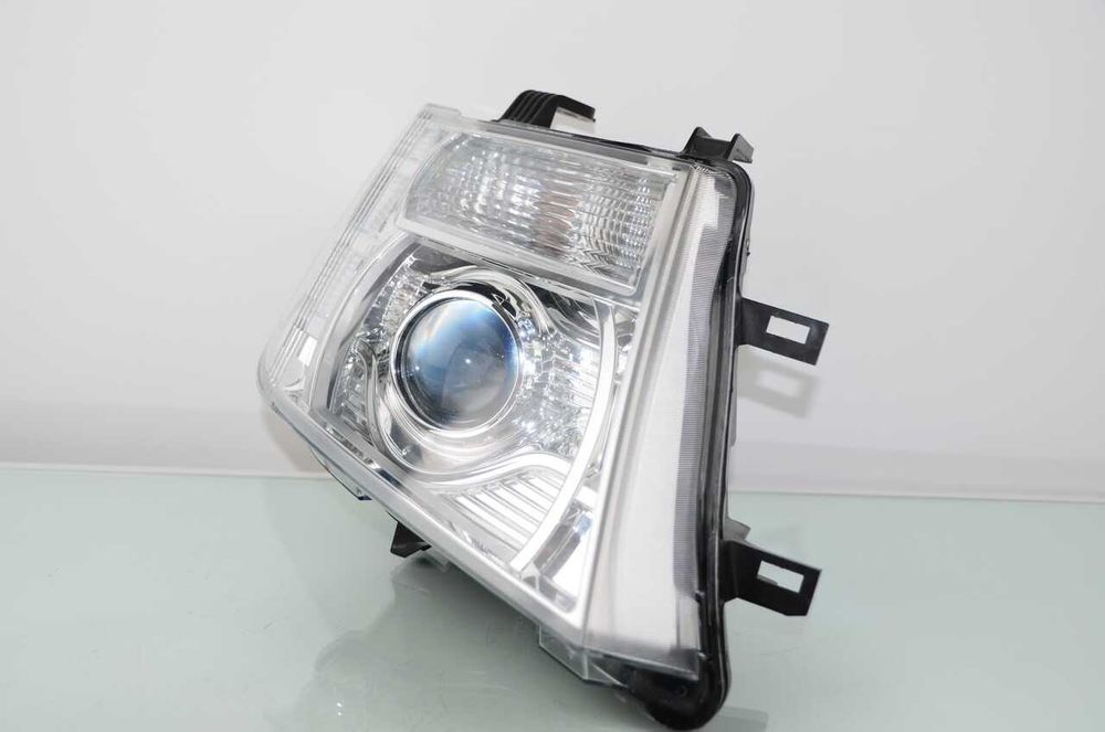 Nissan Navara XENON prawa lampa przednia