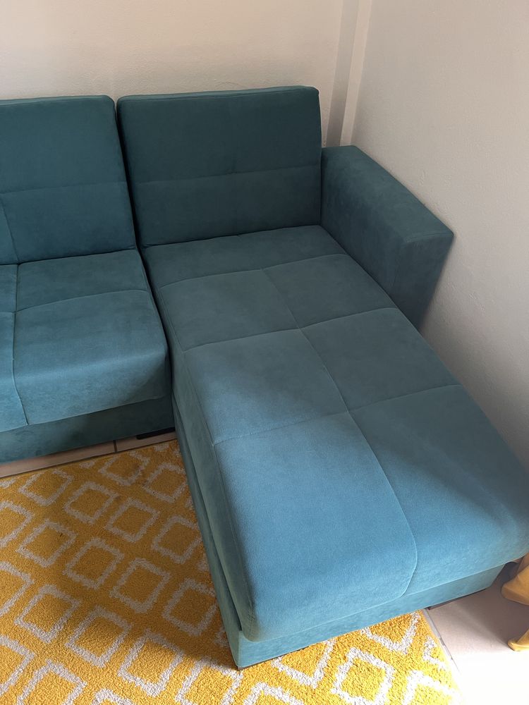 Sofá cama com chaise longue e arrumação