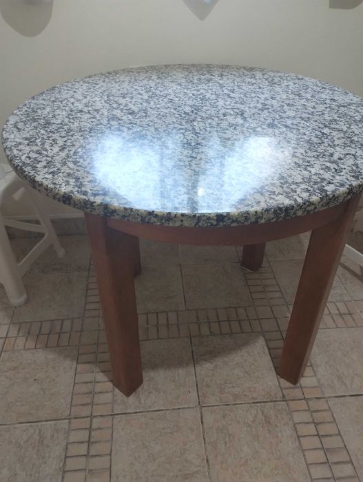 Mesa redonda de Granito com pés de Madeira.