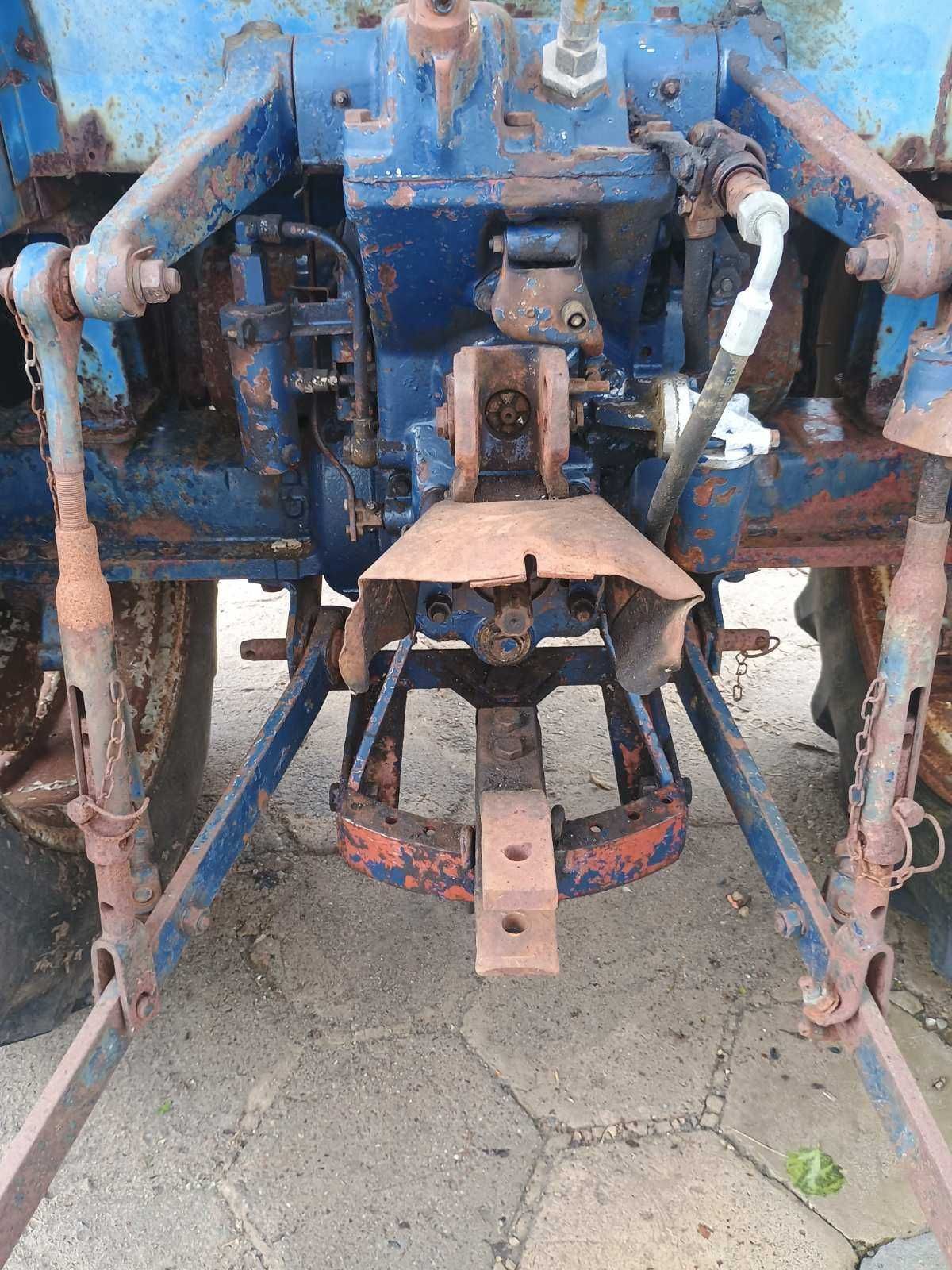 traktor Leyland 255 z ładowaczem