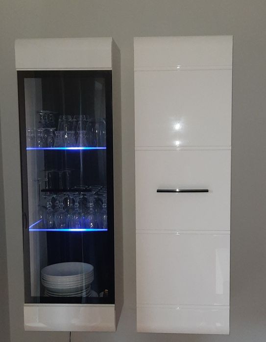 Zestaw do salonu, komoda biała i 4 witrynki podświetlane BRW