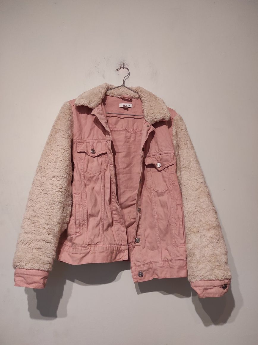 Jeansowa różowa kurtka z futerkiem na rękawach TopShop