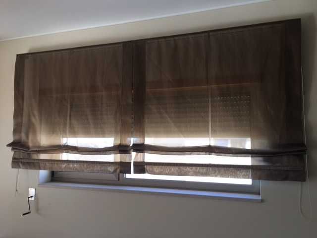 Cortinado tipo japonês em tons castanhos