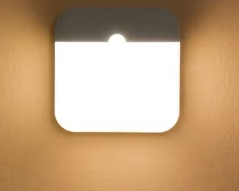 Светодиодный аккумуляторный светильник с датчиком движения.