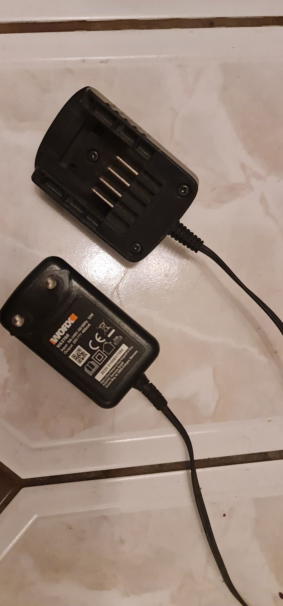 Ładowarka Worx WA3760.