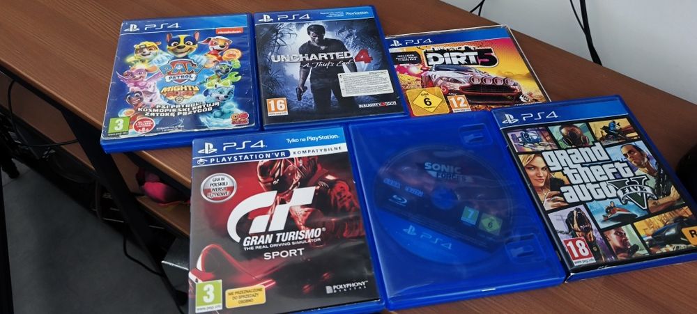 Play Station 4 1T 2 pady 6 gier Biała