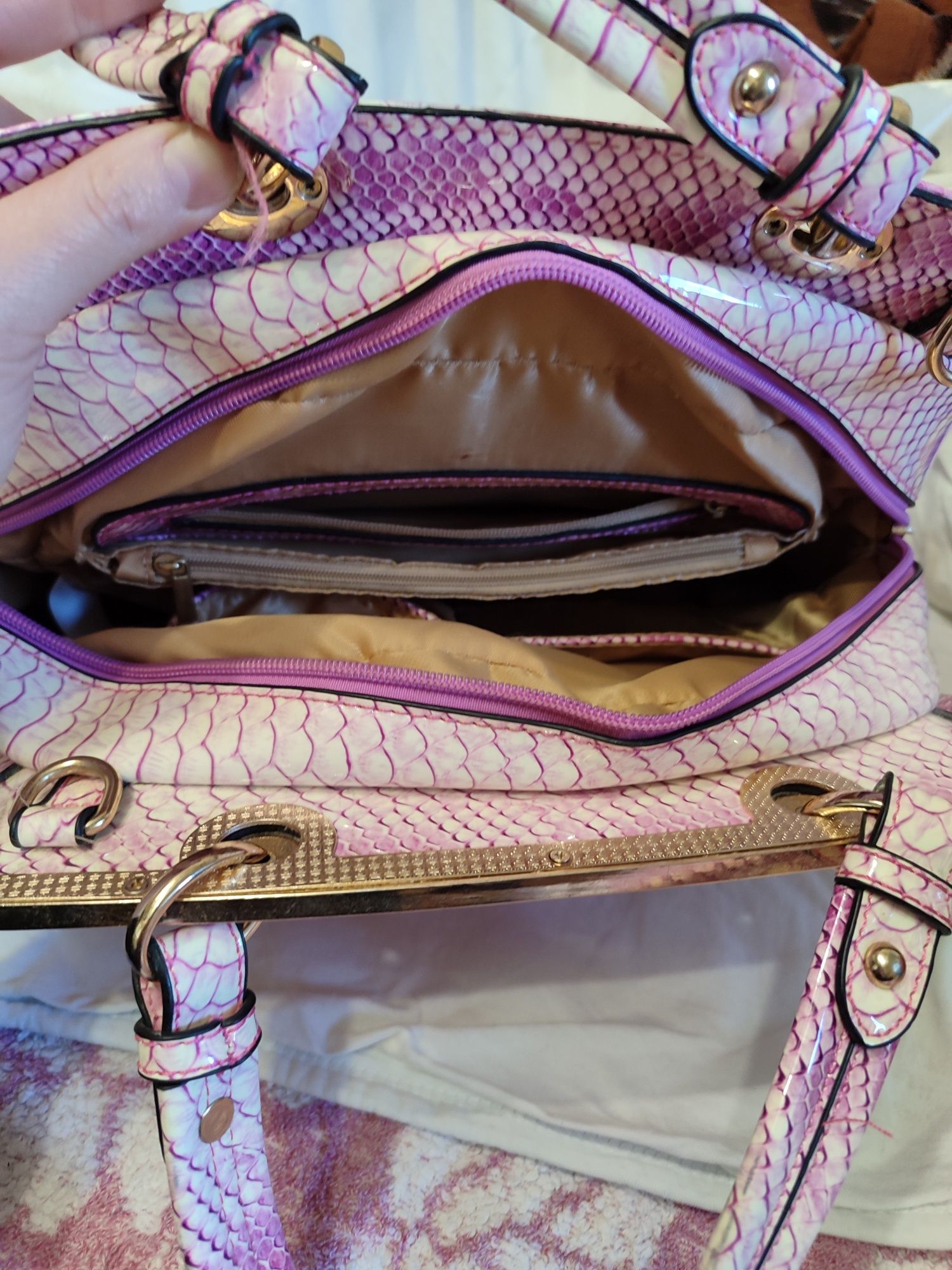 сумка жіноча під змію, рожева, багато внутрішніх карманів, цупка