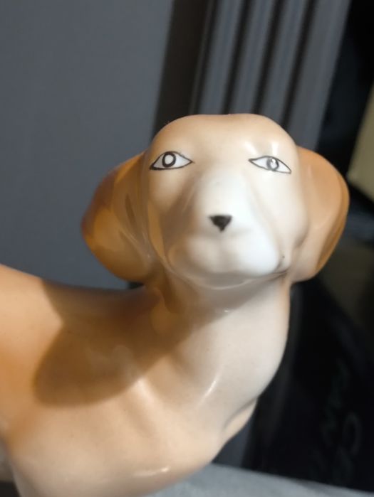 Stara porcelanowa figurka pies jamnik. Vintage