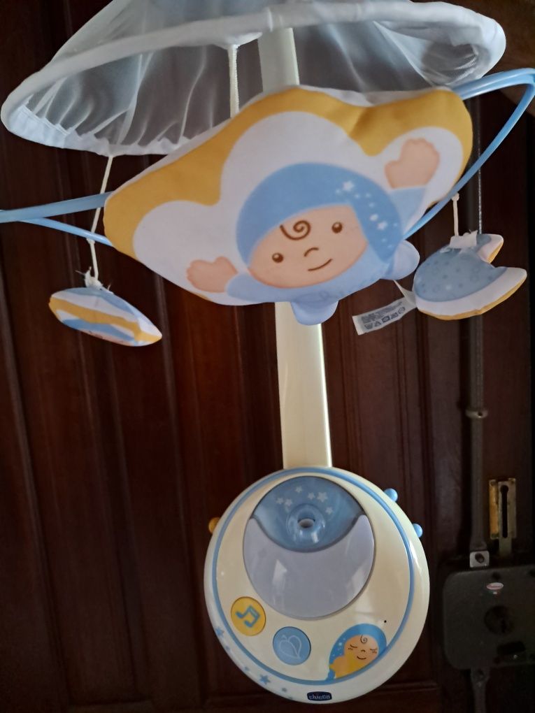 Brinquedo adaptável  para cama de criança, com música