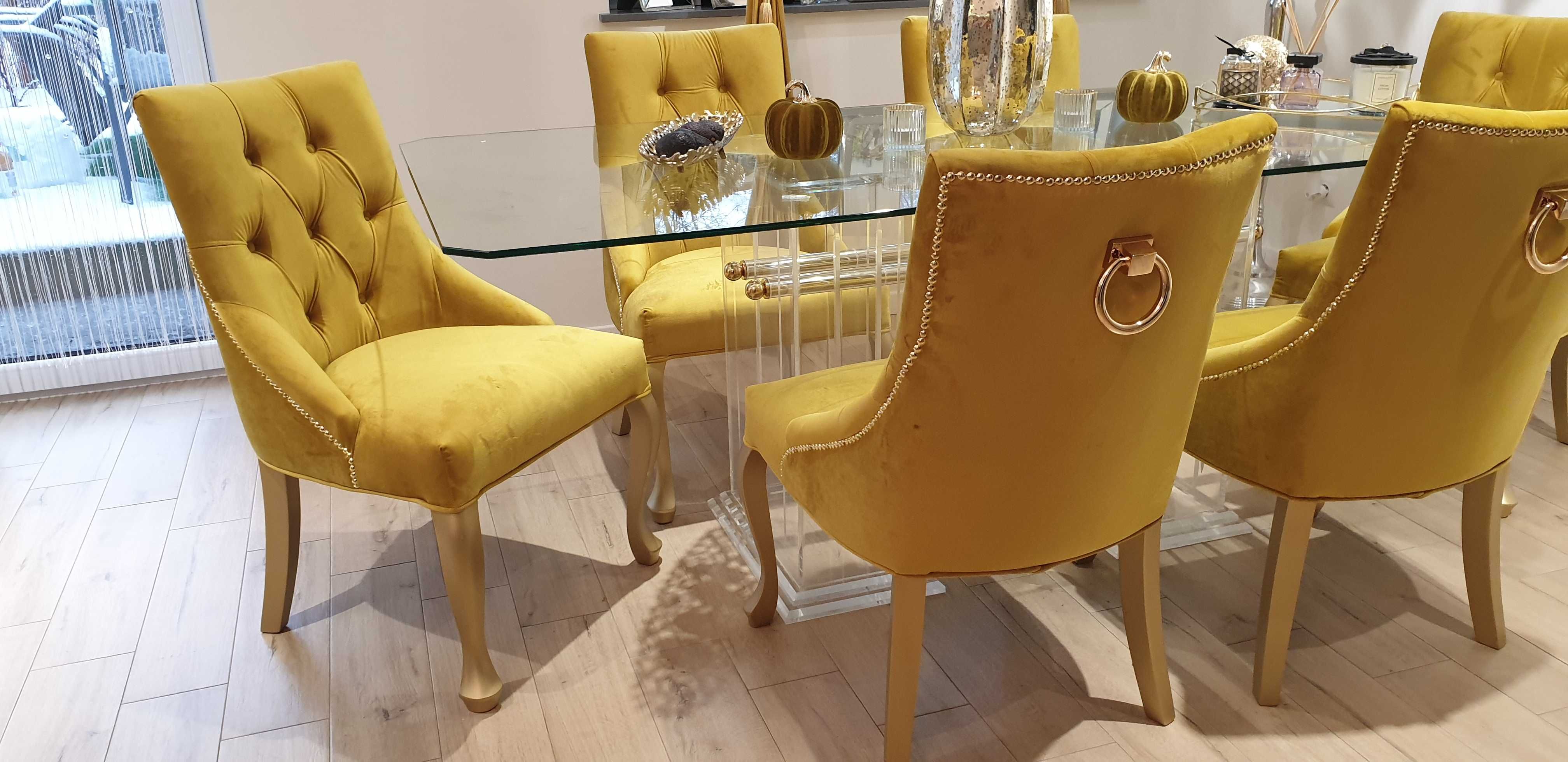 Krzesło pikowane tapicerowane do salonu z pinezkami kołatką
