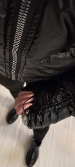 Puchowa pikowana ciepła oversize czarna błyszcząca kurtka futerko